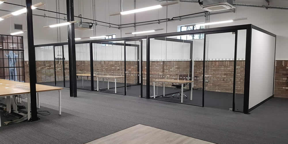 frameless-glass-office-partitioning-1